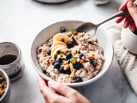 Oatmeal with Nuts and Berries
