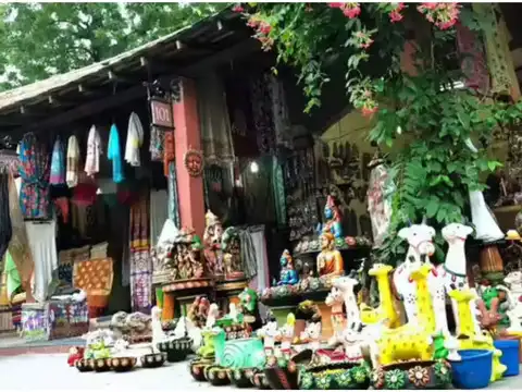 Dilli Haat&ndash;INA (artisan flair)