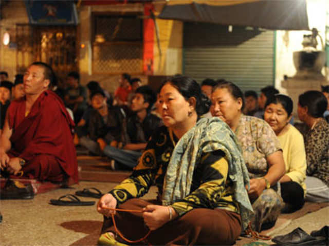 Tibetan exiles offer prayers for Janphel Yeshi
