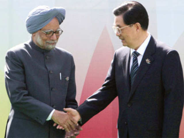 Manmohan Singh shakes hands with Hu Jintao