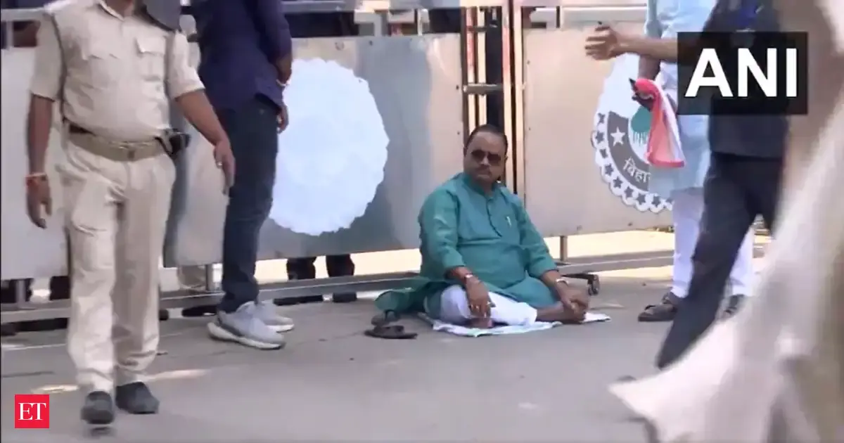 Bihar: JD(U) MLA sits on dharna in front of CM Nitish Kumar's residence