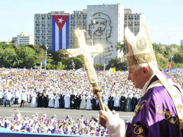 Pope Benedict XVI arrives in Revolution Square