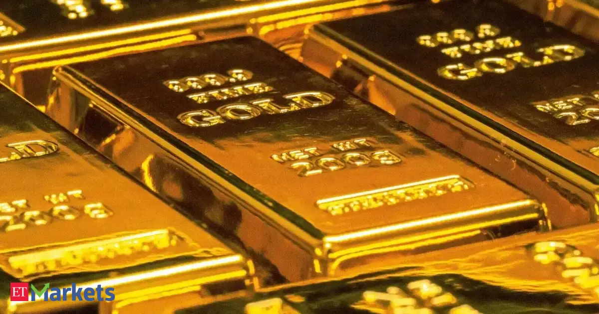 Gold hovers near record high on renewed trade tensions, US rate outlook