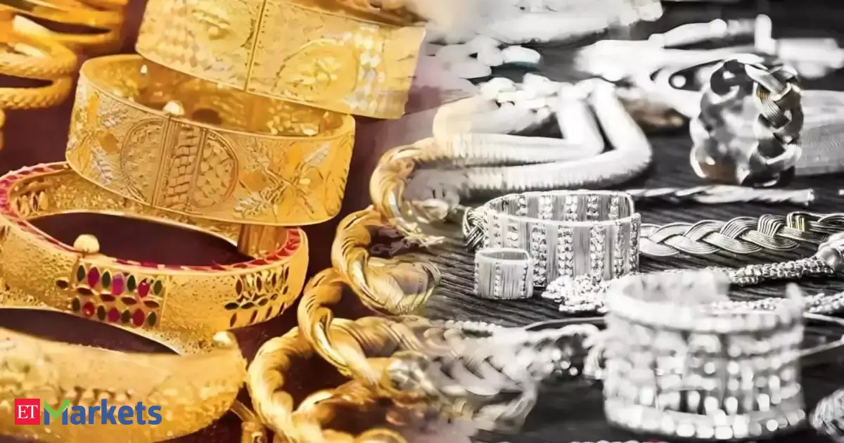 Gold's poor cousin crowned 2025's richest! Silver ETFs just doubled money and the rally isn't over yet