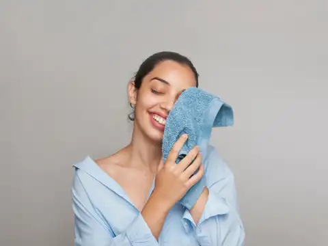 Gentle cleansing and damp skin