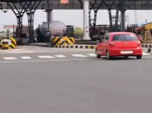Demanding a higher bonus, the workers stopped work and opened all toll gates, allowing vehicles to pass freely