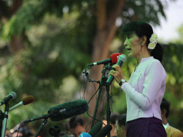 Suu Kyi addresses foreign and local journalists
