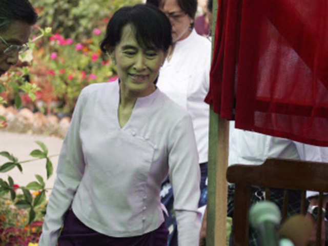 Aung San Suu Kyi arrives to hold a press conference