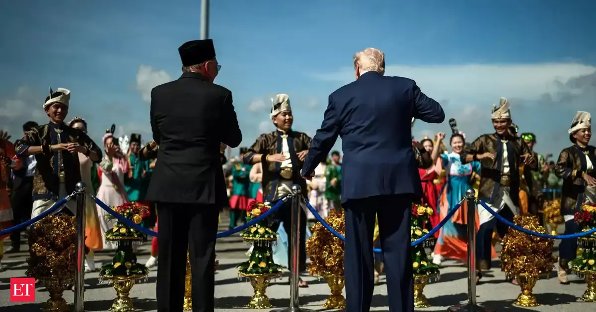 도널드 트럼프 댄스 비디오: 도널드 트럼프가 드럼 비트에 맞춰 댄스 동작을 보여주고 공항 리셉션에서 말레이시아 공연자들과 합류 | 바이럴 영상 도널드 트럼프 댄스 비디오: 도널드 트럼프가 드럼 비트에 맞춰 댄스 동작을 보여주고 공항 리셉션에서 말레이시아 공연자들과 합류 | 바이럴 영상