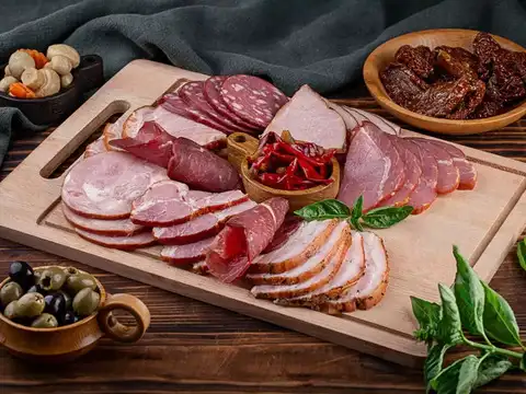 Processed meats (bacon, sausages, deli/cured meats)