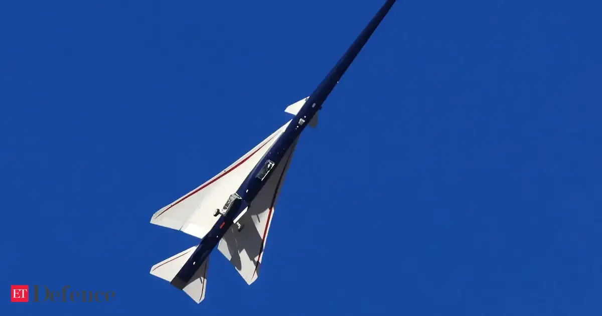 Um silencioso jato supersônico X-59 sobrevoa o deserto da Califórnia no primeiro voo de teste Um silencioso jato supersônico X-59 sobrevoa o deserto da Califórnia no primeiro voo de teste