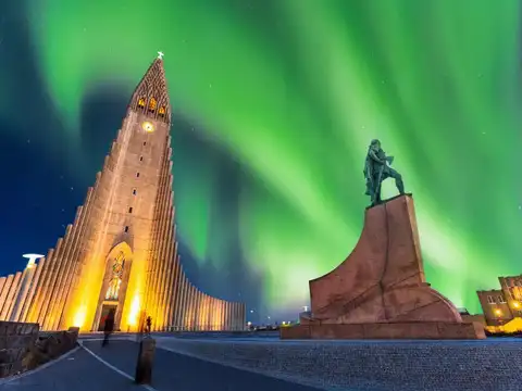  Iceland (Reykjav&iacute;k base + dark‑sky escapes)