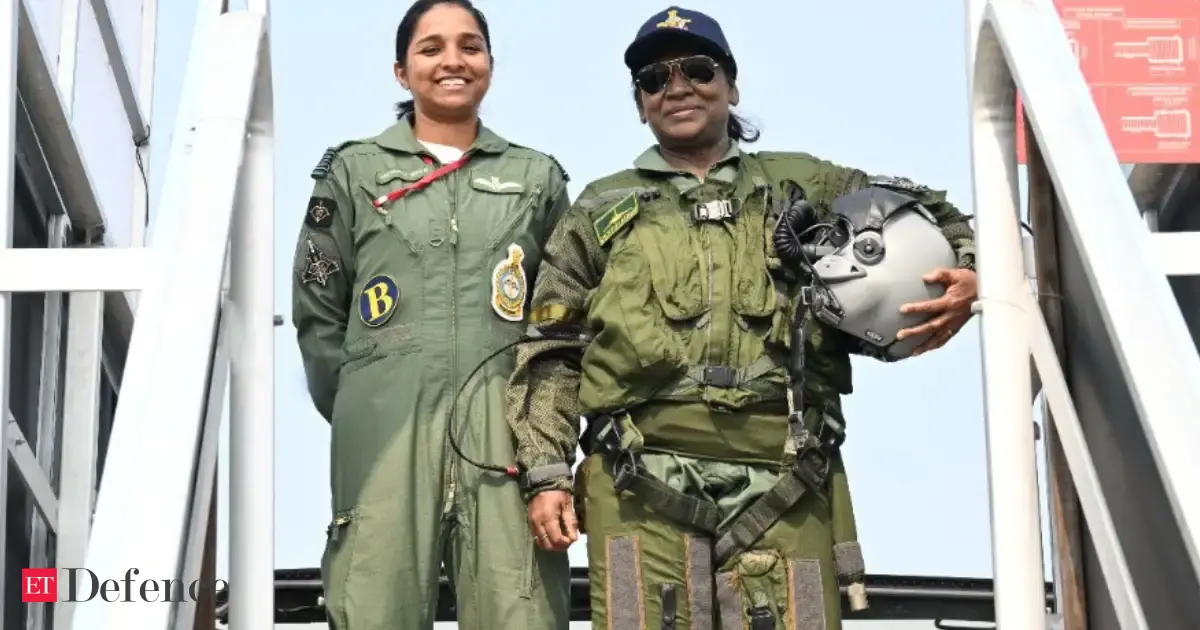 A mentira do Paquistão exposta em 4K: o piloto de Rafale Shivangi Singh posa com o presidente Murmu, o mesmo oficial que ela afirma ter sido capturado A mentira do Paquistão exposta em 4K: o piloto de Rafale Shivangi Singh posa com o presidente Murmu, o mesmo oficial que ela afirma ter sido capturado