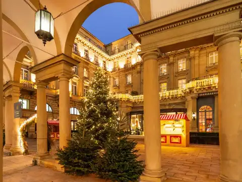 Paris&rsquo; enchanting holiday window displays