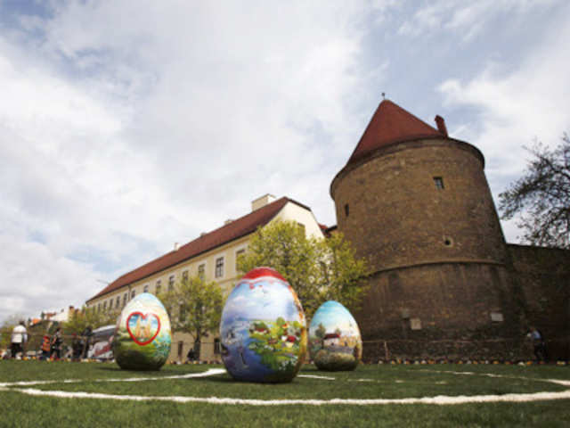 Three 2-metre-high Easter eggs