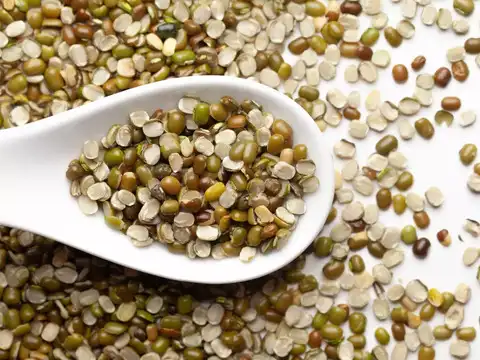  Urad dal (black gram; split skinned = white urad)