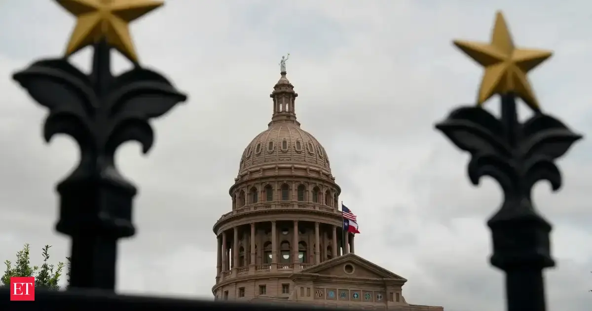 US judges halt Texas redistricting map, order return to 2021 districts