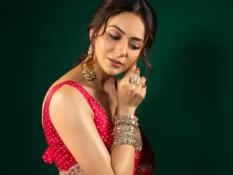 Rakul Preet Singh&rsquo;s festive red statement