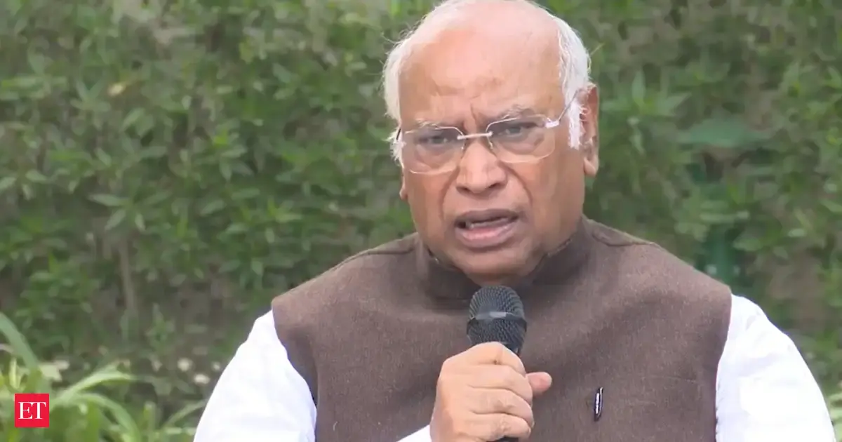 AICC leaders may summon CM, Dy CM to Dehi on weekend to resolve leadership crisis in Karnataka