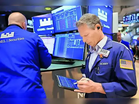 Curve-sensitive short-dated vol