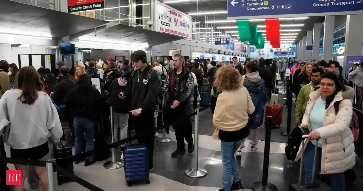 Thanksgiving 2025, Black Friday weekend : Travel rush, flight rights, and simple tips for holiday flyers