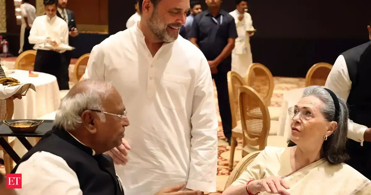 Kharge, Sonia, Rahul Gandhi, other opposition MPs protest against SIR in Parliament complex