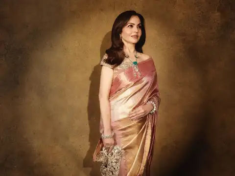 The Gold&ndash;Pink Kanjivaram