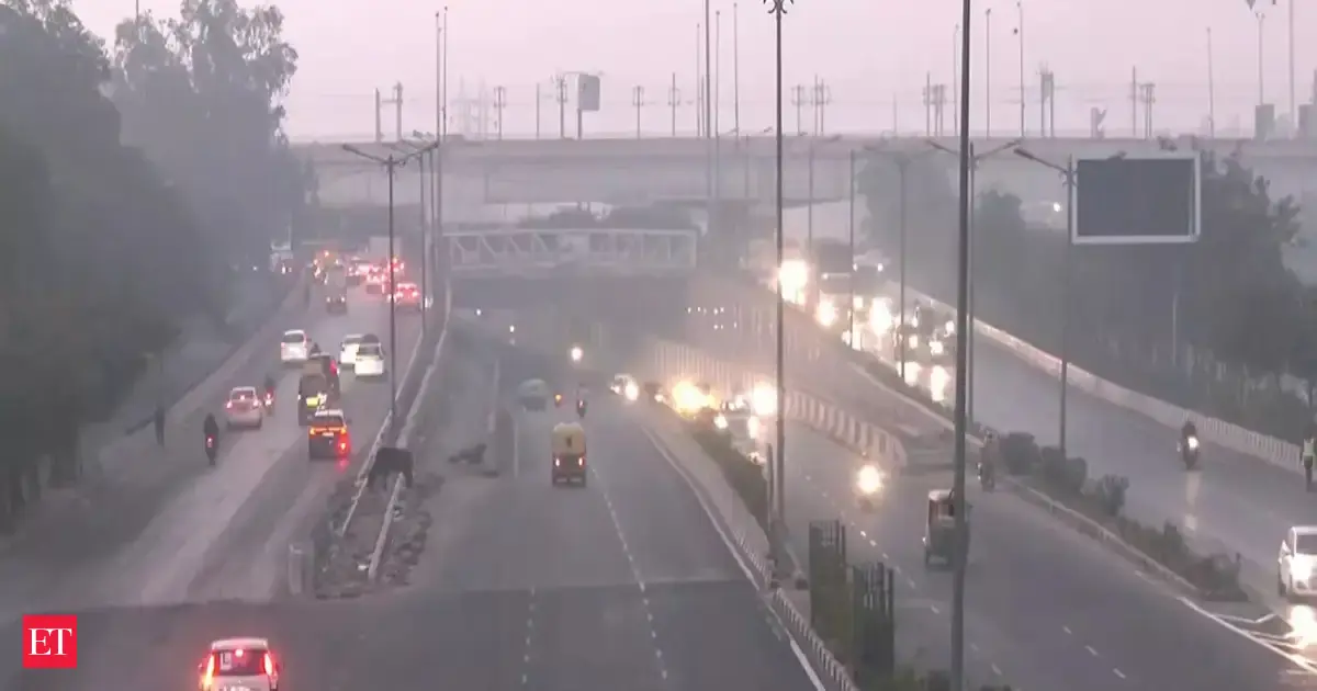 Delhi air quality remains in 'very poor' category with persistent smog; AQI at 323