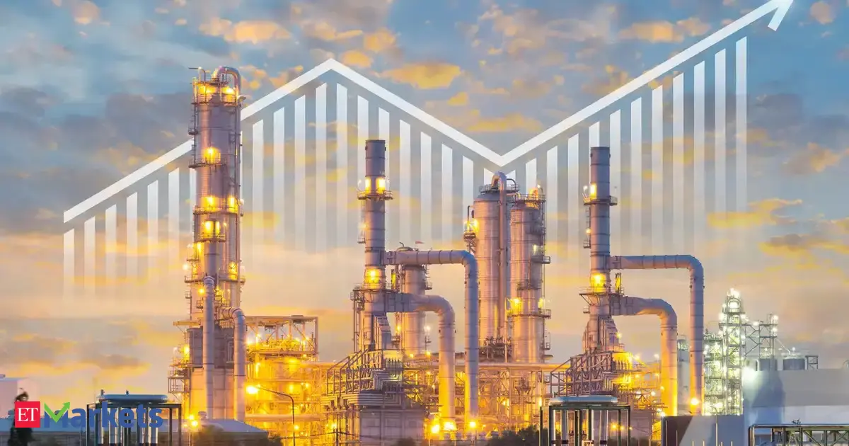 Oil holds at two-week highs on expected US rate cut, geopolitical risks