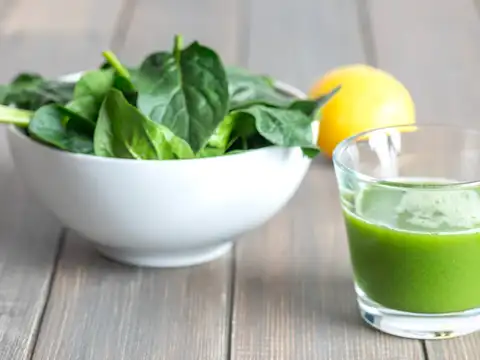 Spinach&ndash;Celery&ndash;Lemon Green Juice