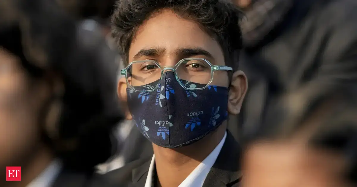 Delhi chokes under dense smog as AQI stays in ‘severe’ zone