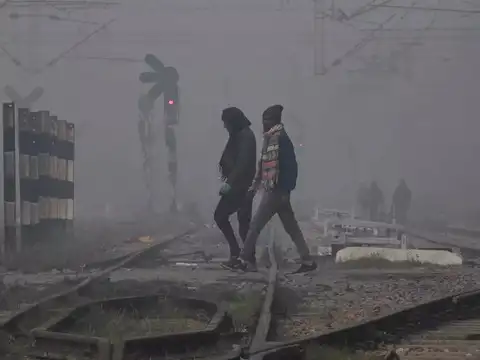 Delhi pollution symptoms and why asthma and heart patients worsen during smog