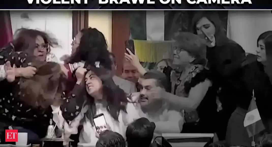 On Cam Mexico City Congress erupts as lawmakers brawl, pull hair, slap(02)