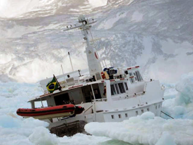 Brazilian yacht Mar Sem Fim scuppers due to ice compression, weather conditions in Chilean Antarctica