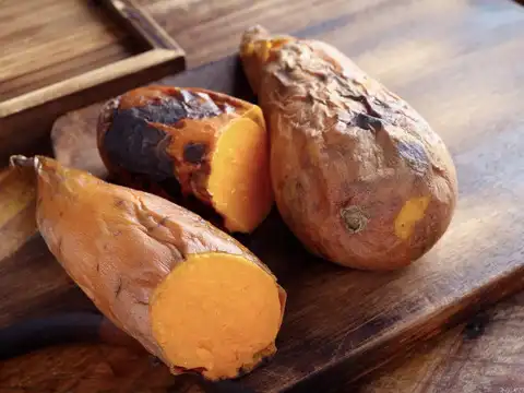 Sweet potato and almonds: complex carbs and fat balance