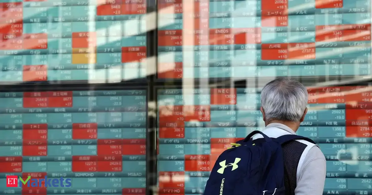 Asian stocks advance at open, gold tops $4,500