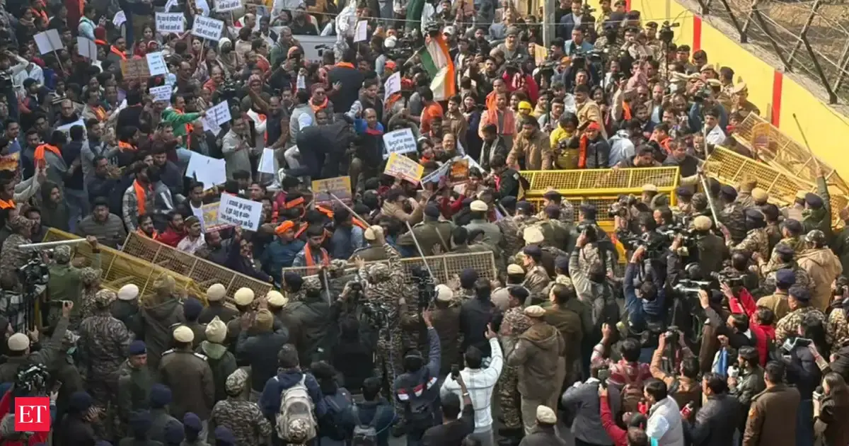 Scuffles break out between police, BJP supporters in Howrah over killing of Hindu Bangladeshi youth