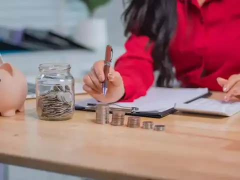 Gig economy fuels side incomes, turns moonlighting mainstream