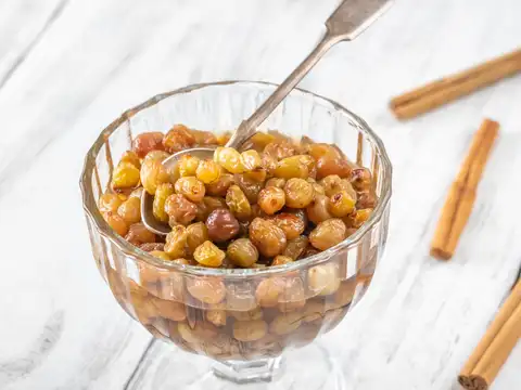 Soaked raisins: Supports digestion and liver health