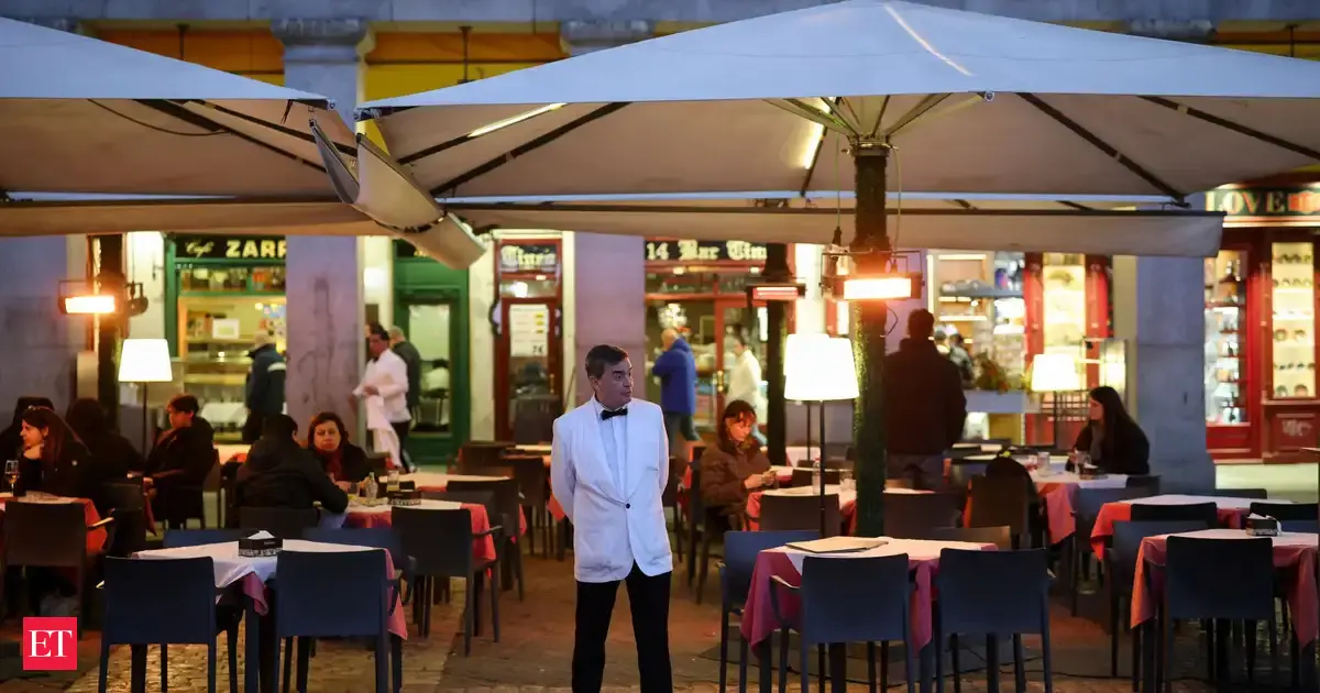 Canada’s restaurant industry on the brink? 4,000 closures predicted in 2026 amid soaring costs and shrinking consumer spending