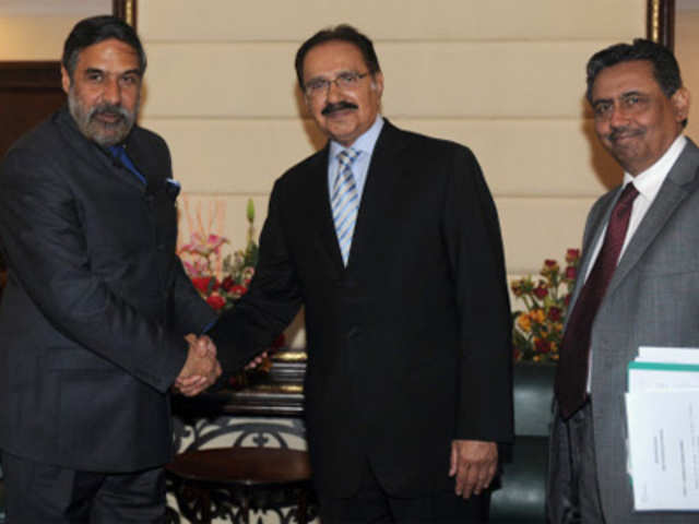 Pak Commerce Minister with his Indian counterpart