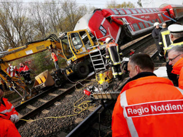 Train crashes into digger in Frankfurt