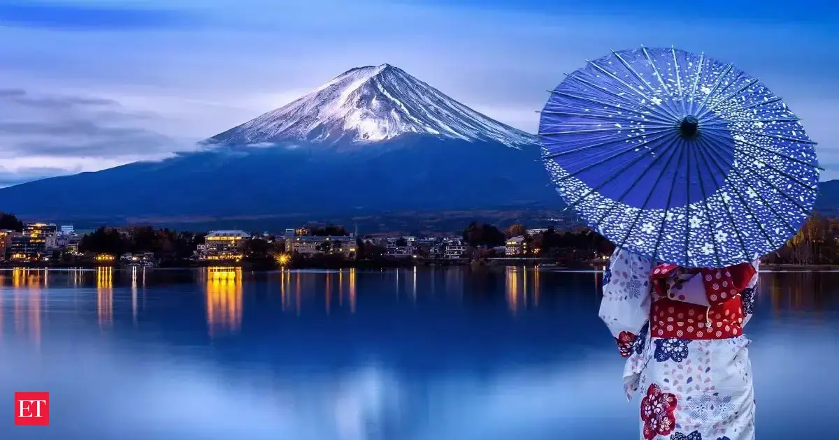 Tourists hit record in Japan, despite plunge from China