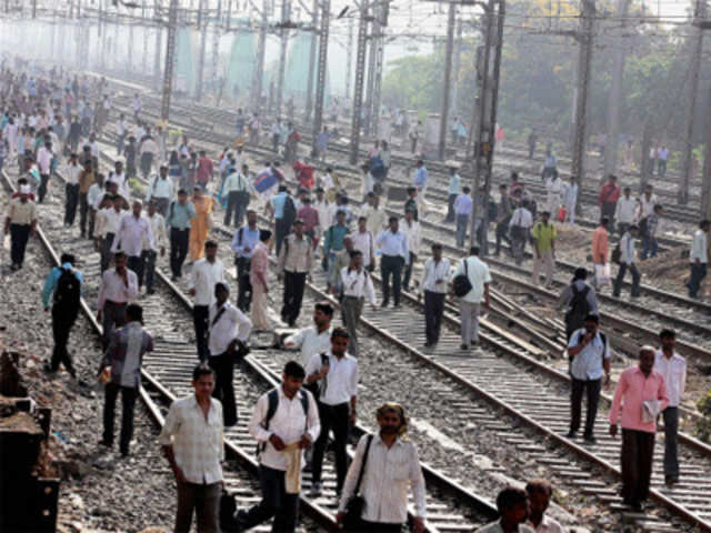 Chaos prevails at railway station in Thane