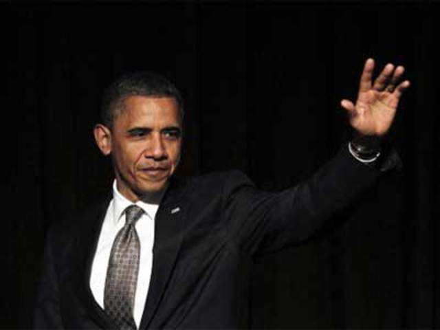  Obama waves to supporters