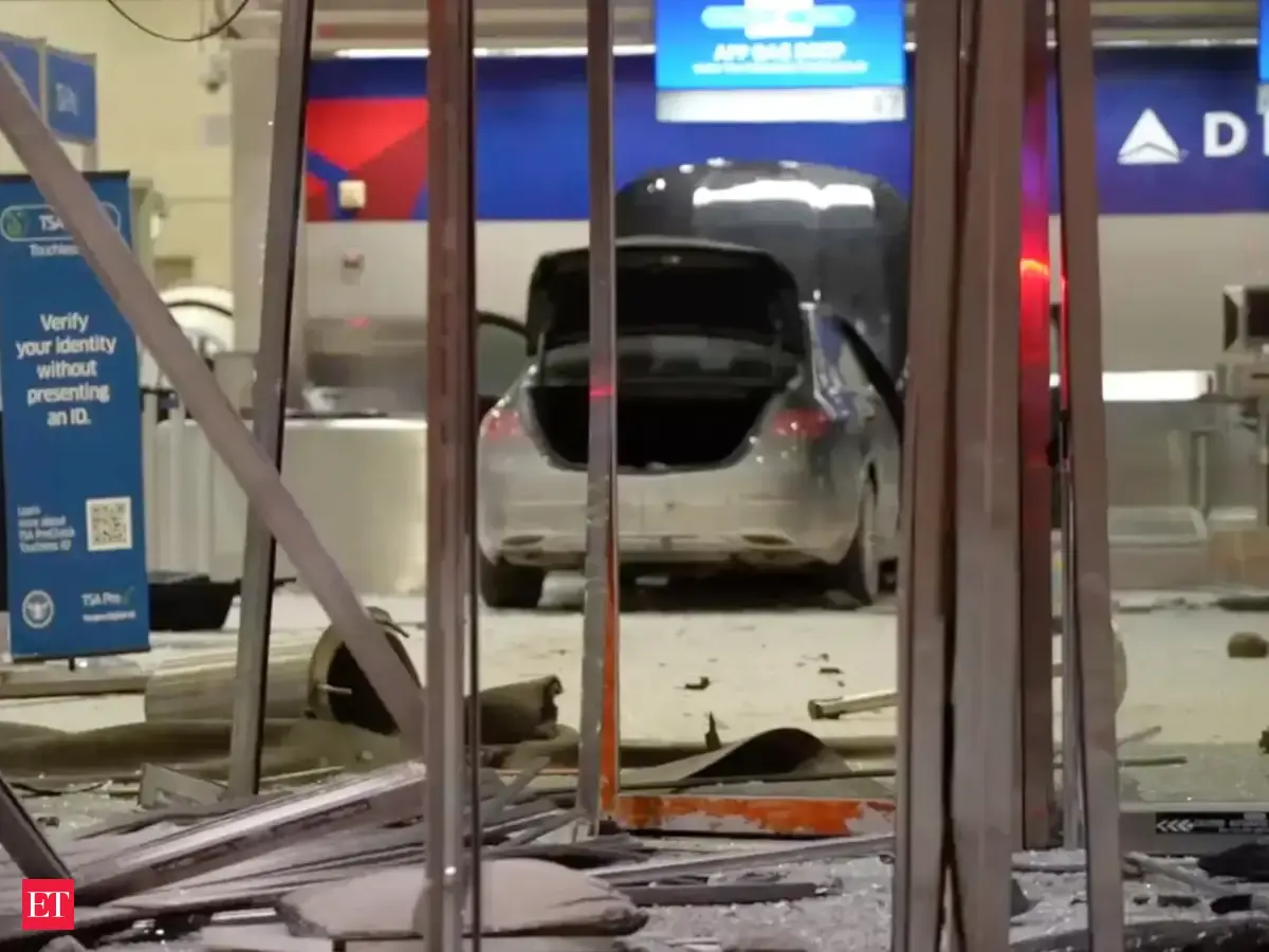 Car crashes into Detroit airport terminal: 6 injured, suspect in ...