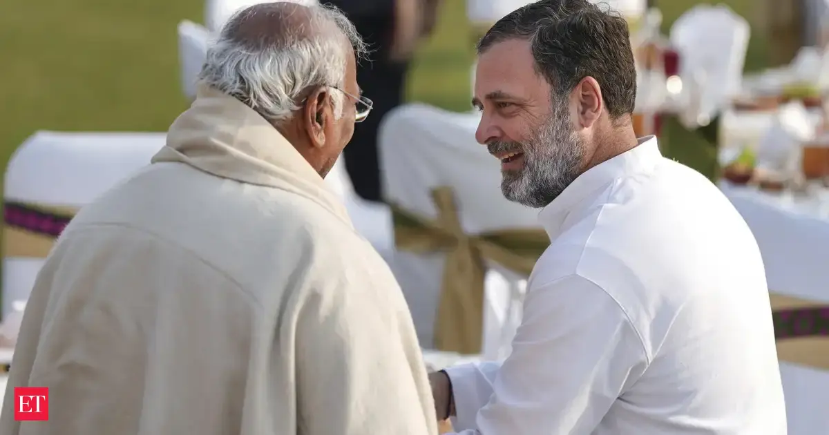 Mallikarjun Kharge, Rahul Gandhi attend Republic Day parade, root for constitution