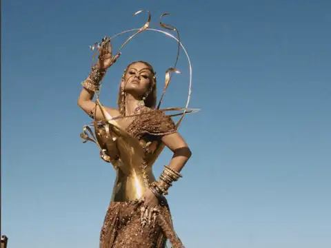 The Golden Armor Saree Moment