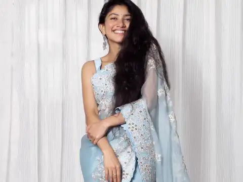 Pastel Blues, Soft Glam Approach