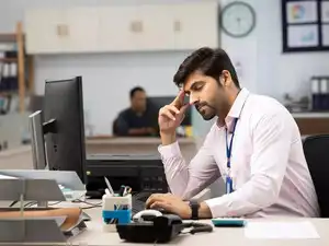 Employee gets double the salary to relocate but is 12 hours away from his fiancée — in dilemma, gets valuable work-life advice